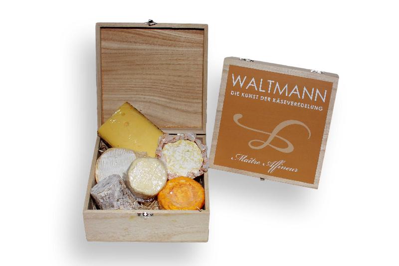 Kleine Feinschmecker-Auswahl in dekorativer Holzbox m. Beschreibungen und Käseschildern